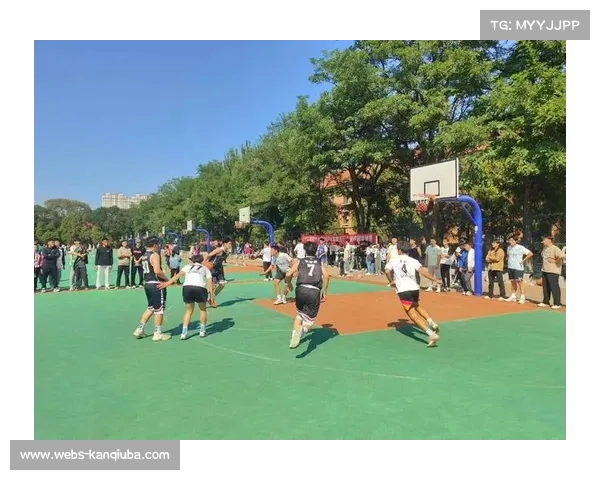 新生篮球赛决赛现场，队员攻防兼备展现默契配合